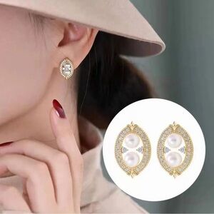 🆕Star Fashion Button Pearl Earrings/Gold tone finish w/zirconia stones.  🤍🤍